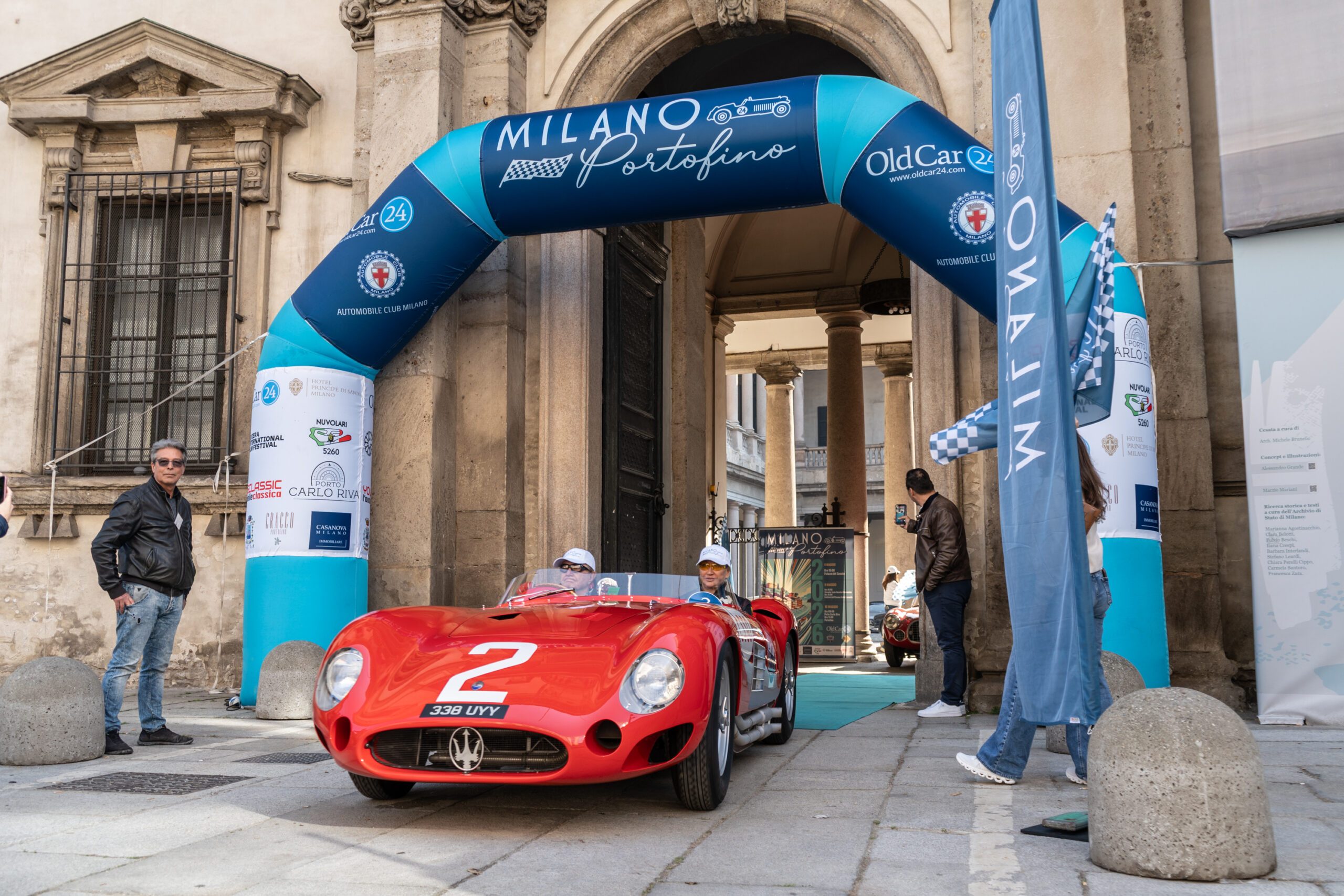 Barchetta rossa d’epoca sotto l’arco di Milano Portofino, Milano